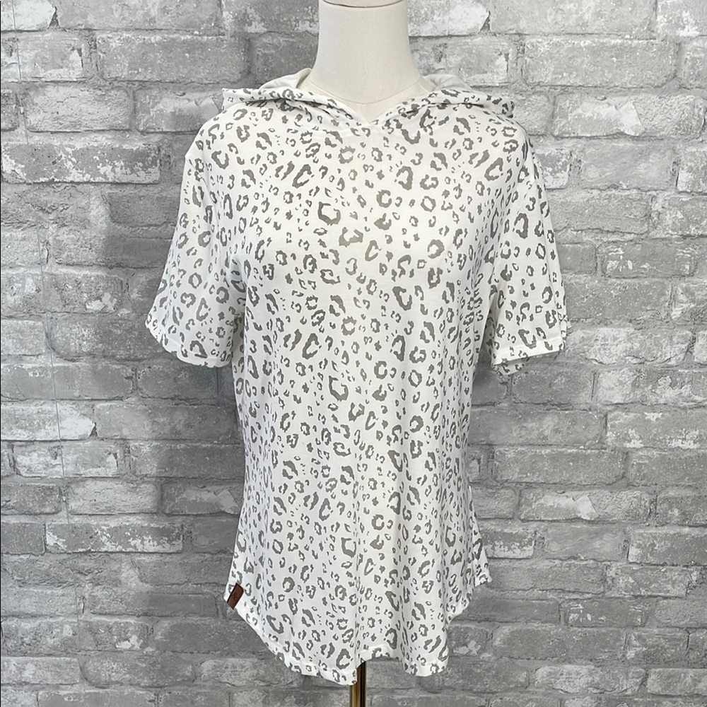 AMPERSAND AVE Gray and White Leopard Short Sleeve Top